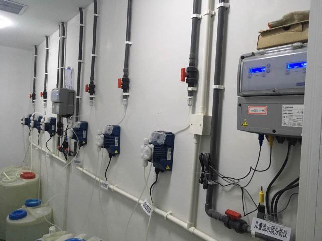 包含：PH測(cè)試儀，ORP測(cè)試儀，余氯測(cè)試儀，濁度測(cè)量?jī)x，溫度等測(cè)量參數(shù)顯示儀表  三臺(tái)或者四臺(tái)加藥計(jì)量泵可選，投加絮凝劑計(jì)量泵， 加酸計(jì)量泵，加氯計(jì)量泵和除藻劑加藥泵。