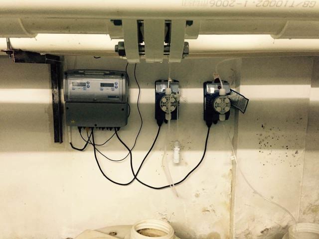 PH測(cè)試儀，ORP測(cè)試儀，余氯測(cè)試儀，濁度測(cè)量?jī)x，溫度等測(cè)量參數(shù)顯示儀表  三臺(tái)或者四臺(tái)加藥計(jì)量泵可選，投加絮凝劑計(jì)量泵， 加酸計(jì)量泵，加氯計(jì)量泵和除藻劑加藥泵